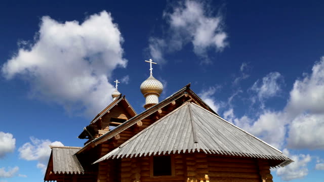 Iglesia-ortodoxa-de-madera-moderna-en-Moscú,-Rusia