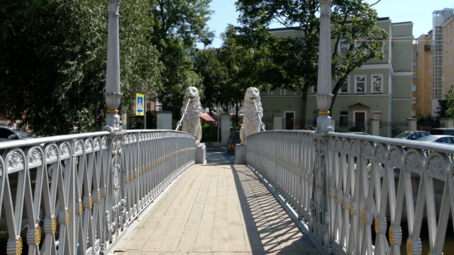 Puente-con-esculturas-de-leones-en-el-Griboedov-canal-en-el-verano---St-Petersburg,-Rusia