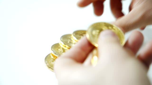 Mann-hält-Münzen-Bitcoin.-Kryptowährung-Konzept.-Gold-Bitcoin-in-die-Hand-des-Menschen.-Digital-Symbol-der-neuen-virtuellen-Währung.
