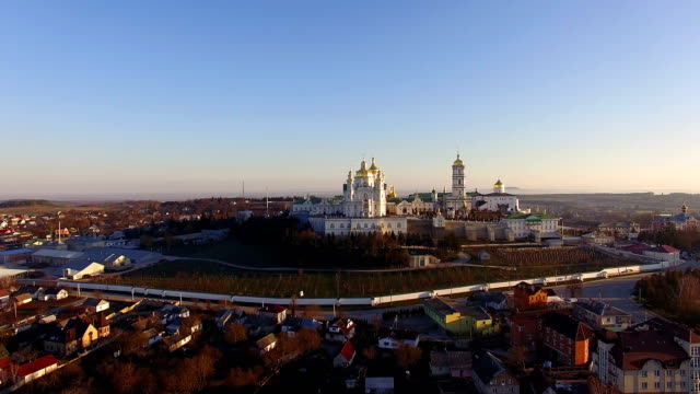 Luftbild-Kloster-von-Pochaev