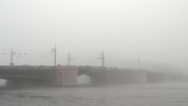 NIEBLA:-Puente-de-Palacio-y-el-río-Neva---St.-Petersburg,-Rusia