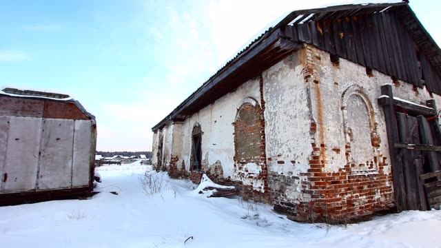 Eine-alte-verlassene-Kirche-im-Dorf