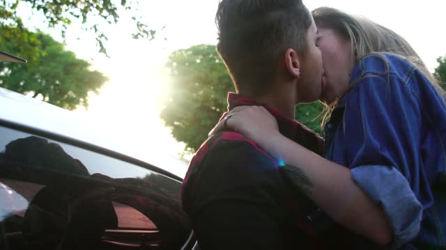 Lesbisches-Paar-in-Liebe-auf-Road-trip