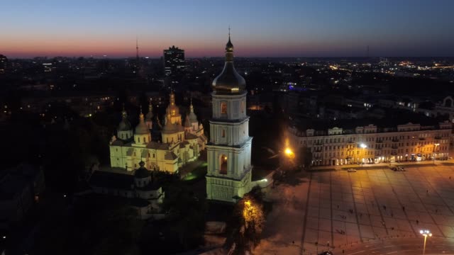 Cathedral-ortodoxa-Sophia-y-campana-de-la-torre-con-iluminación-nocturna.-Aerial-drone-disparó.-Kiev-(Kiev),-Ucrania