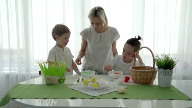 Frohe-Ostern!-Mutter-und-Kinder-Spaß-Bemalen-und-dekorieren-Eier-für-Urlaub