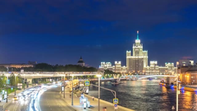 Moskau-Stadt-Skyline-von-Tag-zu-Nacht-Zeitraffer-am-Moskwa-Fluss-und-Kotelnicheskaya-Damm-Gebäude,-Moskau-Russland-4K-Zeitraffer