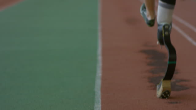 Läufer-mit-Beinprothese-Aufwärmen