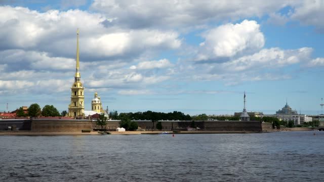 Lapso-de-tiempo...-Peter-y-Paul-Fortress-y-panorama-del-río-Neva-en-el-centro-histórico-de-Saint-Petersburgo,-Rusia.