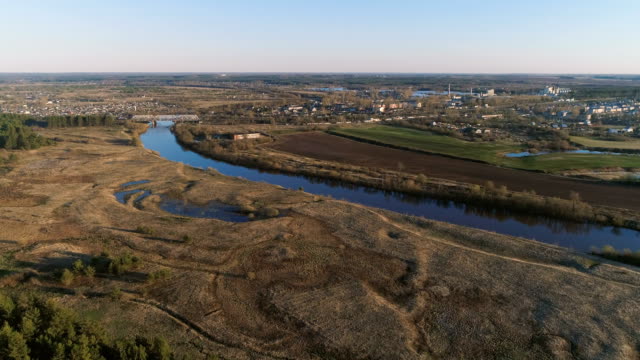Flug-über-grüne-Wiesen,-Wald,-Fluss-und-Dorf-Vorfrühling,-Panorama-Luftbild.