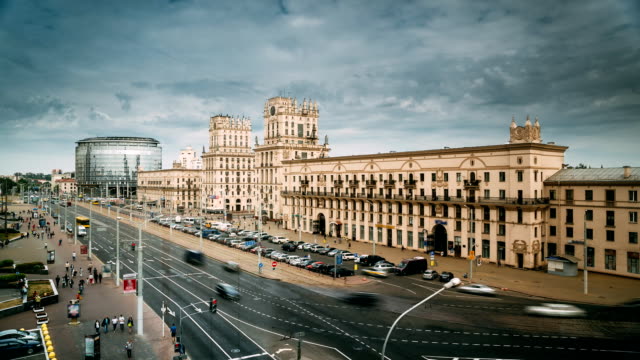 Minsk,-Weißrussland.-Zwei-berühmte-Bauten-Türme---Tore-von-Minsk,-Bahnhofsplatz.-Sowjetischen-Erbe