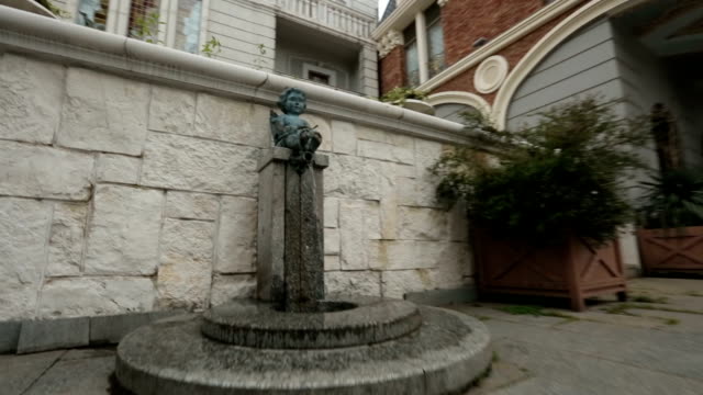 Goldene-Statue-der-Frau-auf-Batumi-Platz,-alte-Stadtarchitektur,-Geschichte-und-Kunst