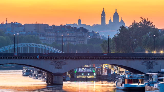 Basilika-Sacre-Coeur-und-der-Seine-Fluss-Nacht-zu-Tag-Übergang-Timelapse-vor-Sonnenaufgang,-Paris,-Frankreich