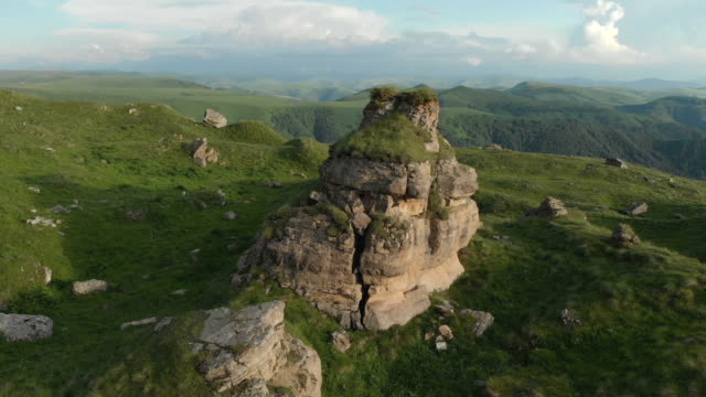 Ein-großer-Felsen-Bildung-steht-am-Fuße-des-epischen-Rand-von-einem-Felsplateau-herumfliegen.-Russland.-Nord-Kaukasus