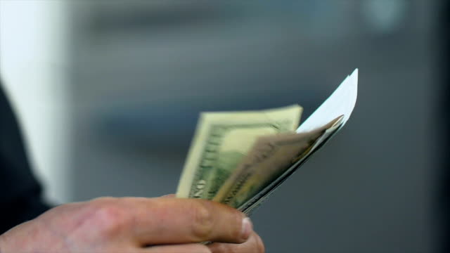 Empresario-las-manos-contando-billetes-de-un-dólar-en-días-de-salario,-economía,-Banco,-closeup