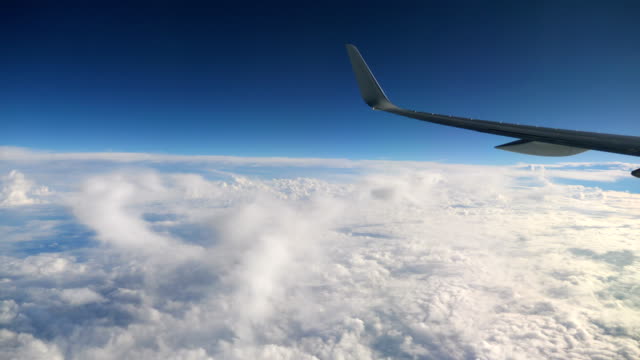 Flug-über-Wolken-und-Flugzeugflügel-in-4K
