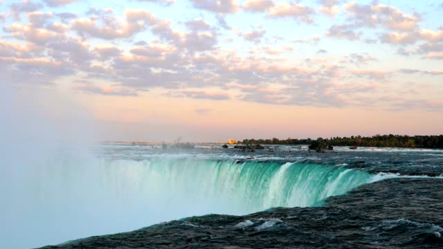 Atemberaubenden-Niagara-Falls-Wasserfall-und-bunten-Himmel-im-Morgengrauen
