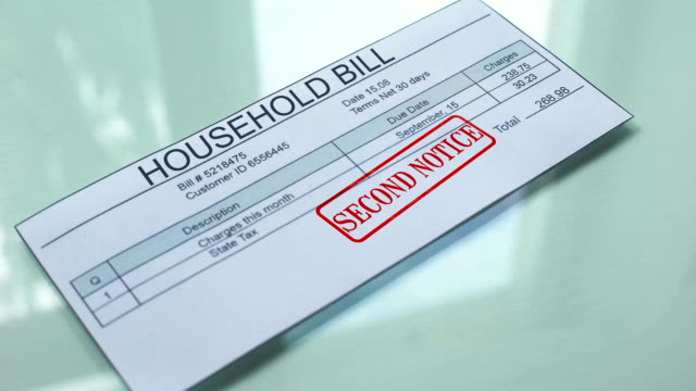 Segundo-aviso-de-factura-doméstica,-mano-estampando-sello-en-documento,-pago,-tarifa