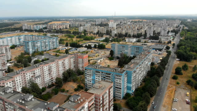 Luftaufnahme-von-mehrstöckigen-Wohngebäuden-in-der-Stadt