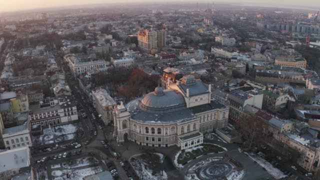 Luftbild-auf-Odessa-Oper-und-Ballett-Theater-während-der-Winterzeit-bei-Sonnenuntergang,-Kamerafahrt