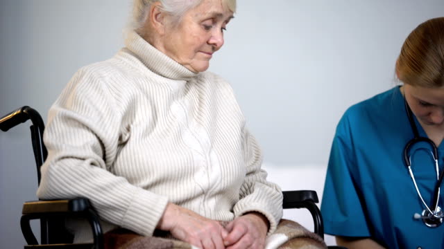 Arzt-auf-Anruf-Besuch-älterer-Patient-zu-Hause-schreiben-in-Patientenakten