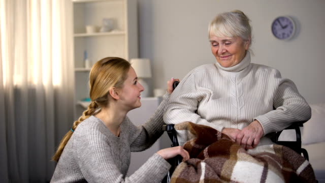 Enkelin-für-Behinderte-Oma-mit-Decke,-die-Betreuung-und-Unterstützung