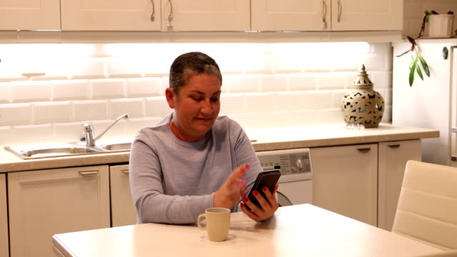 Mujer-sobreviviente-de-cáncer-después-de-una-quimioterapia-exitosa-usando-smartphone