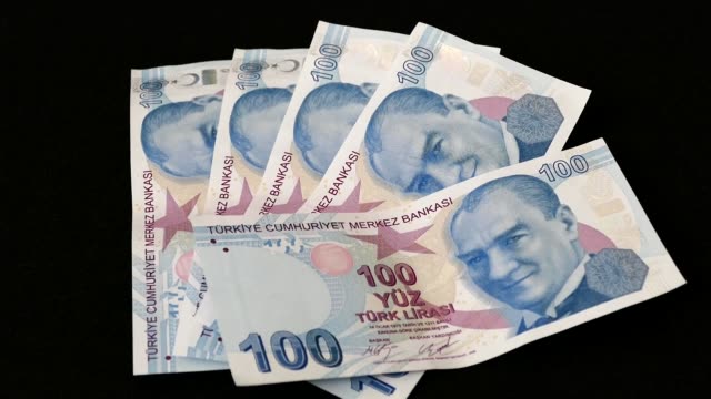 100-Türkische-Lira-und-100-USD-Banknote,-schwarzer-Hintergrund,-Seite-an-Seite,