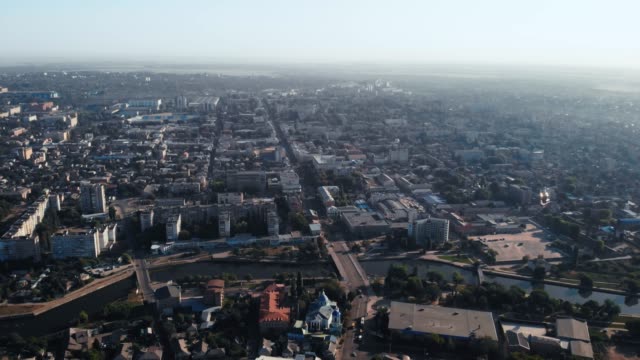 vista-aérea-en-la-ciudad-con-el-río