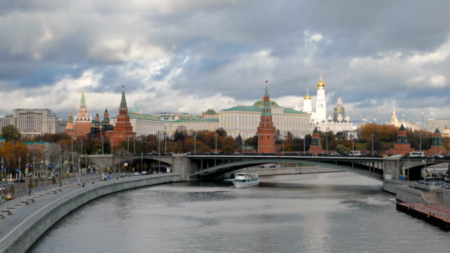 Timelapse-of-Moscow-Kremlin-and-Moskva-river-with-cruise-ships,-Russia