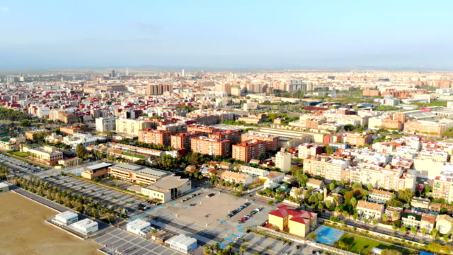 Valencia-aus-der-Vogelperspektive.-Luftaufnahme.-Das-herrliche-Panorama-der-Stadt-aus-der-Höhe.-Valencia-ist-eine-Touristenstadt-am-Morgen