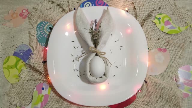Osterei-mit-Kaninchenohren-und-blinkenden-Lichtern