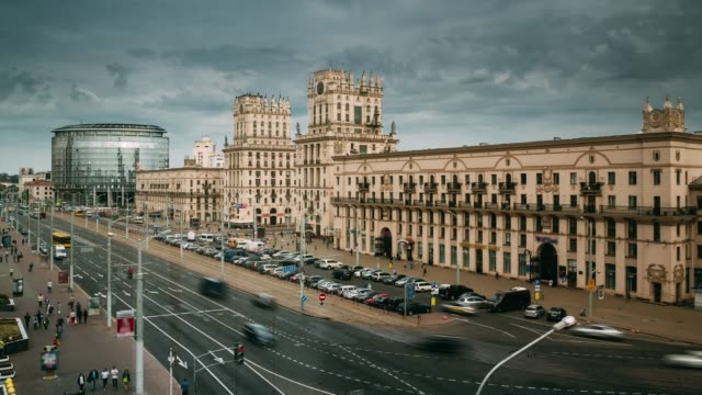 Minsk,-Bielorrusia.-Dos-edificios-famosos-Torres-puertas-de-Minsk,-Plaza-de-la-estación.-Patrimonio-soviético