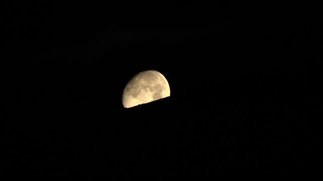 Moonset-detrás-de-las-montañas-por-la-noche
