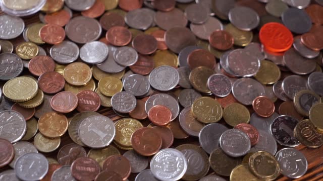 Viele-verschiedene-Münzen-auf-dem-Tisch.-Hintergrund-der-Münzen.