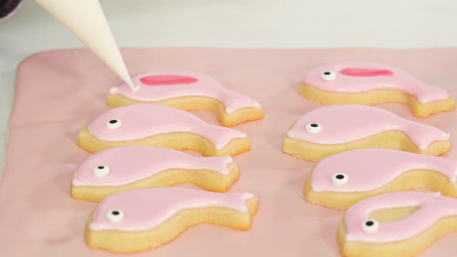 Decorating-Easter-sugar-cookies-with-royal-icing.