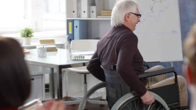 Profesora-discapacitada-sonriendo-al-entrar-al-aula
