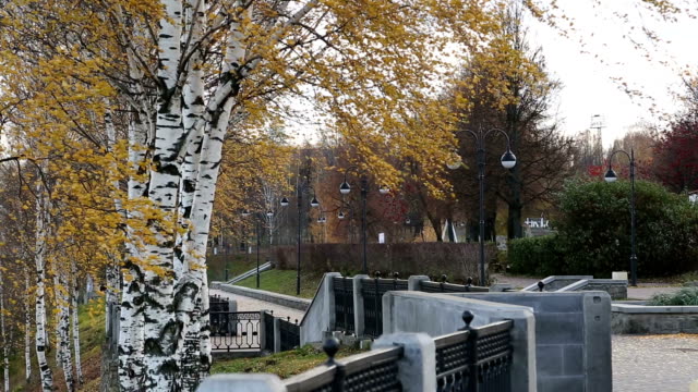 Herbst-Fluss-Vyatka-Blick-von-der-Uferpromenade-der-Stadt