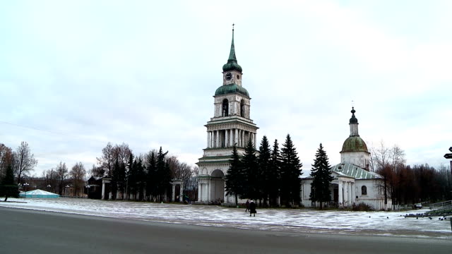 Blick-auf-die-Straßen-und-Plätze-von-Slobodsky
