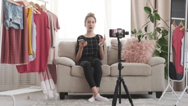 Mode-Vlogger-Aufnahme-neuer-Video-mit-Handy-in-Boutique