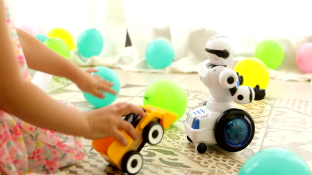 Lustiger-kleiner-Roboter,-der-vor-dem-Kind-tanzt