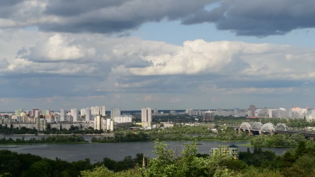 Kiew-Ukaine-Dnipro-Fluss-links-Küste-Panorama-Frühling-Landschaft-4k-Video