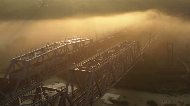 Eiserne-Eisenbahnbrücke-im-Morgengrauen-im-Nebel