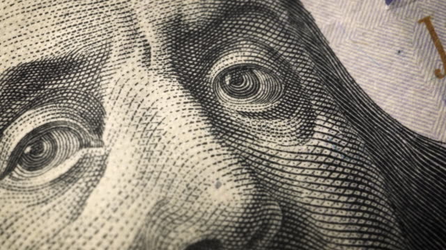 Amerikanische-hundert-Dollar-Papier-Banknote-in-Nahaufnahme-Makro-Ansicht-Dolly-Schuss.