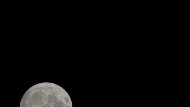 Luna-Llena-en-el-oscuro-cielo-nocturno-de-septiembre.-La-luna-está-viajando-de-izquierda-a-derecha.-Clip-de-lapso-de-tiempo-de-avance-rápido