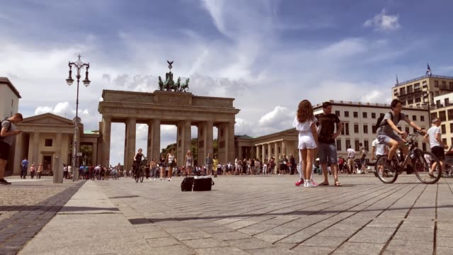 tourists-at-brandenburger-tor,-berlin-in-the-summer