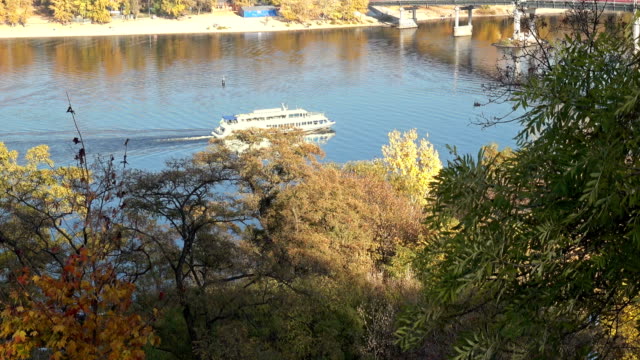 Dnieper-river-in-Kiev-on-an-autumn-day.