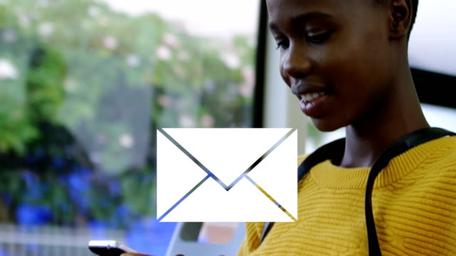 Niño-afroamericano-enviando-mensajes-de-texto-4k