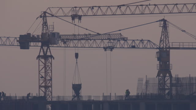 The-building-with-cranes-on-a-background-of-grey-sky