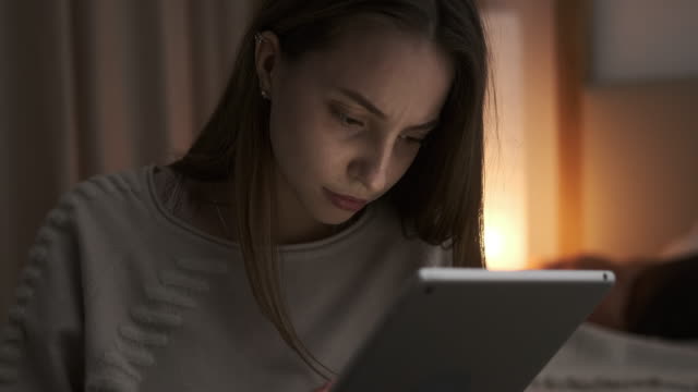 Teenager-Mädchen-mit-digitalen-Tablet-zu-Hause