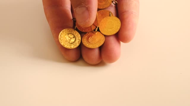Hay-oro-en-las-manos-de-un-humano,-monedas-de-oro,-pavo-lira-de-oro,